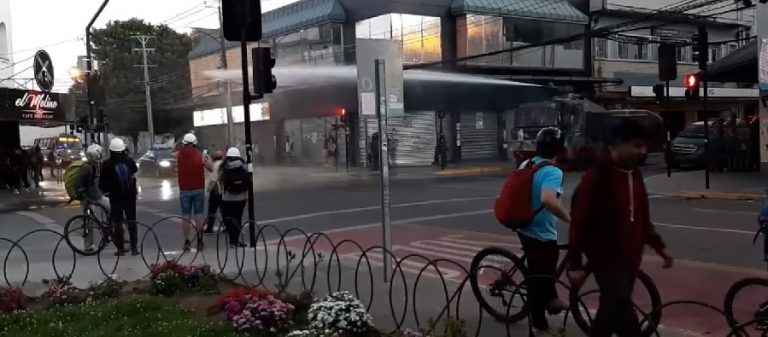 Revelan nuevo estudio que detectó soda cáustica y gas pimienta en el liquido del carro lanza aguas