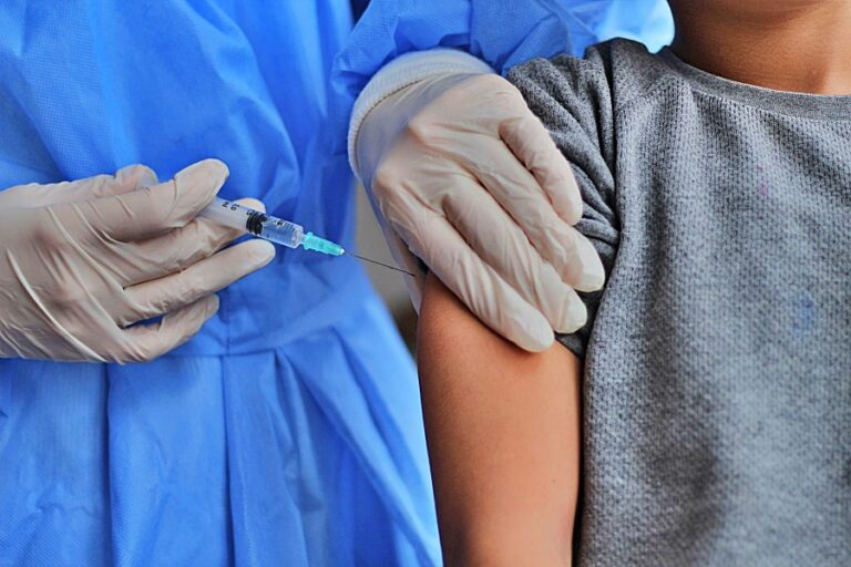 Al menos 18 niños de 5to año básico recibieron por error otra vacuna en Liquiñe, comuna de Panguipulli