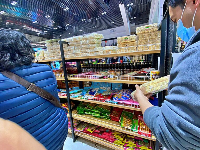 En local chino de Valdivia prohíben venta de alimentos sin rótulo en castellano