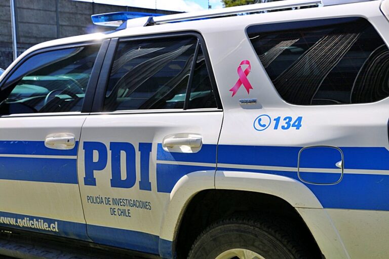 PDI instala “lazo rosa” en sus vehículos para crear conciencia en el día Internacional de la lucha contra el cáncer de mama