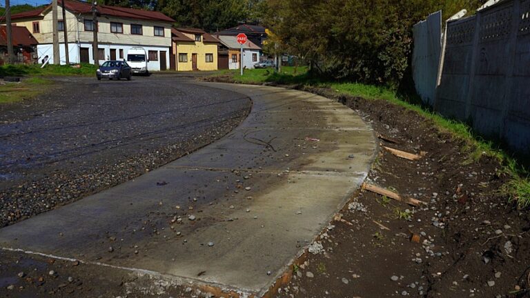 Se terminó la espera al Serviu: Municipio de Valdivia interviene zonas críticas y pavimenta con recursos propios