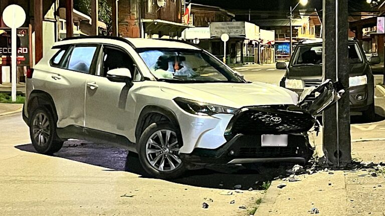 Detienen a conductora en estado de ebriedad tras chocar contra un poste en pleno centro de Panguipulli